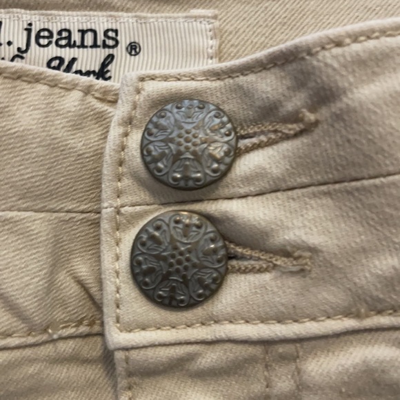 D. Jeans Women’s Size 16 Tan Stretchy Shorts - Picture 4 of 9